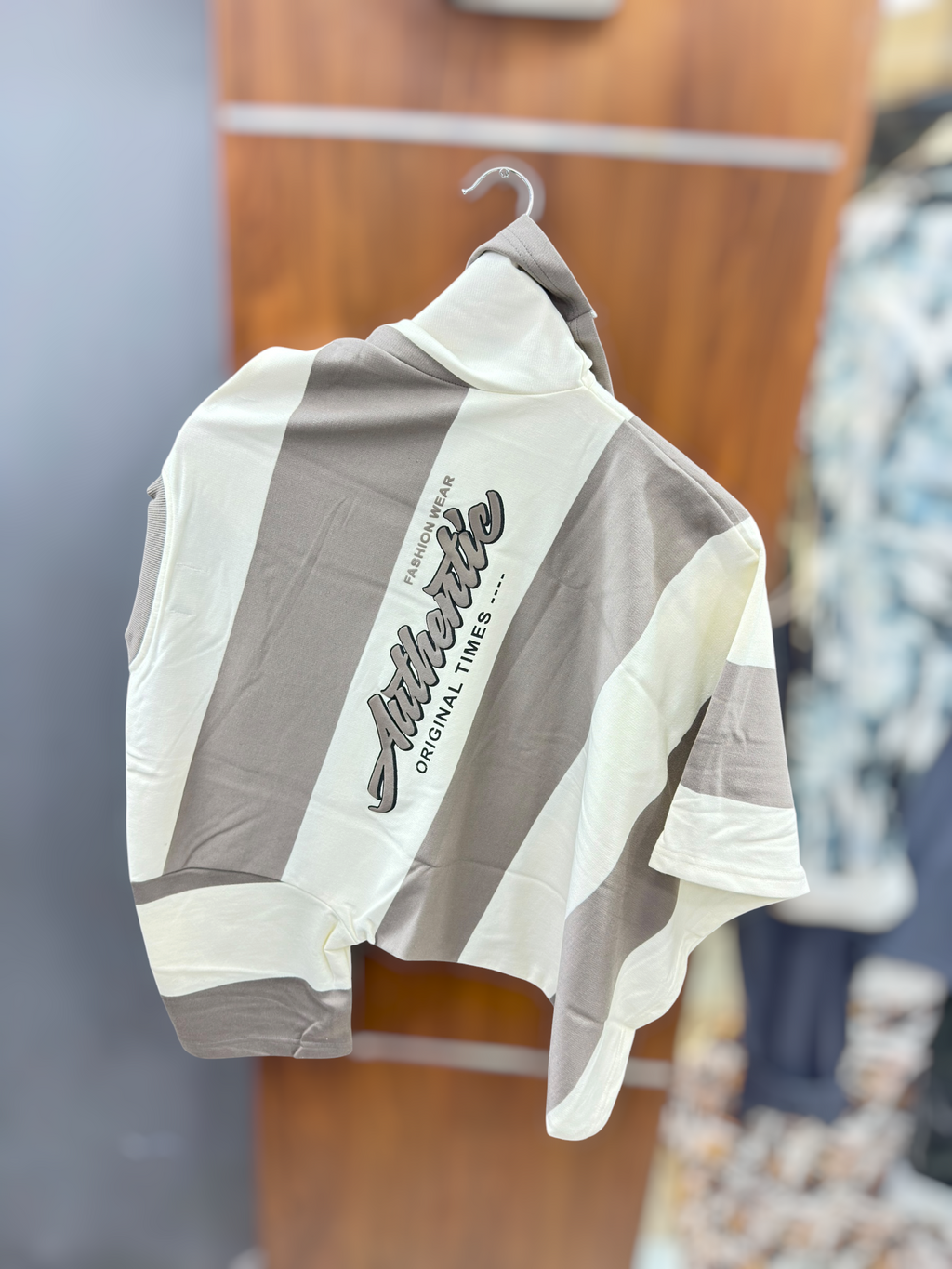 Down shoulder T-shirt stripes