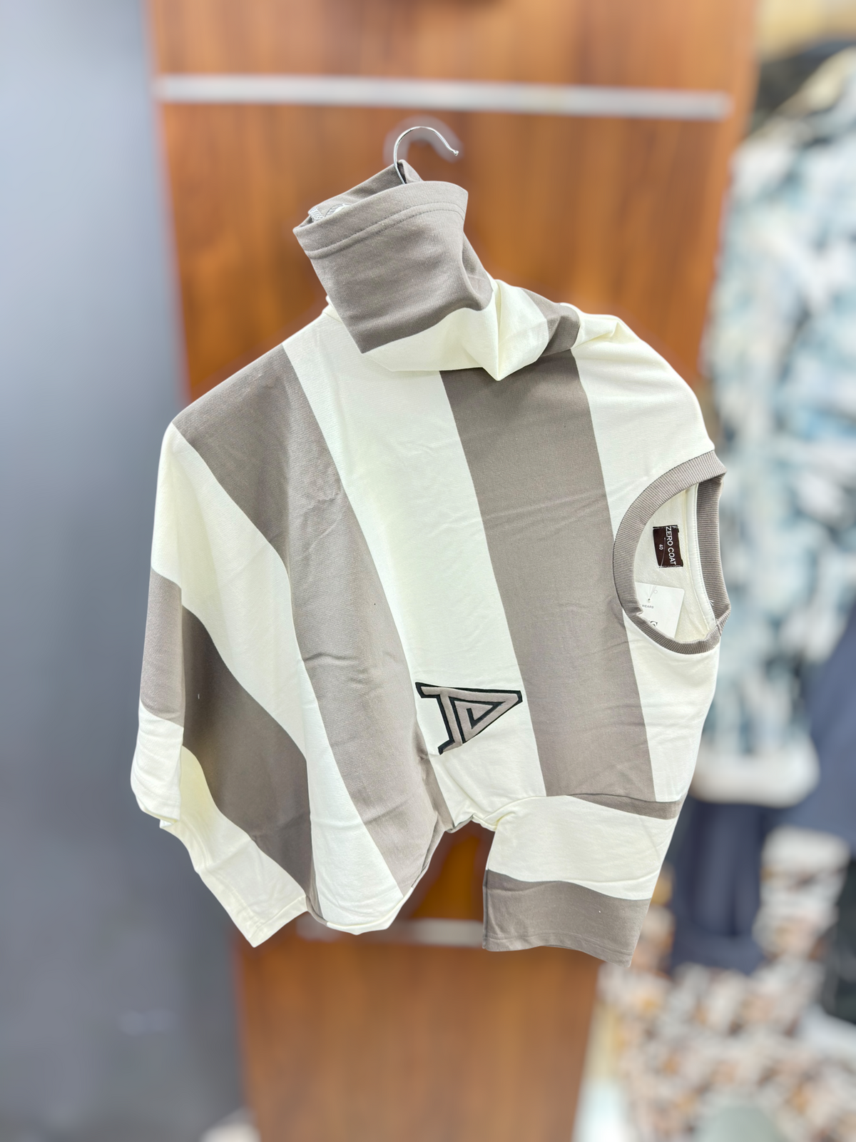 Down shoulder T-shirt stripes