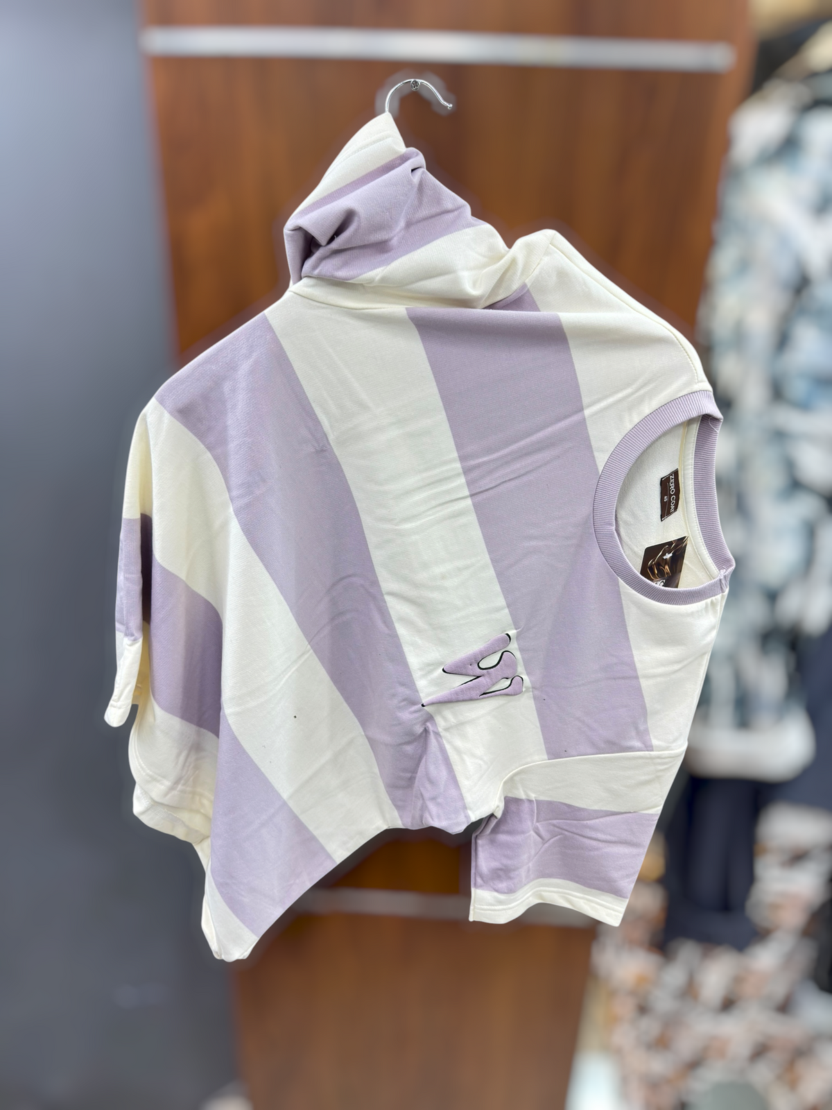 Down shoulder T-shirt stripes