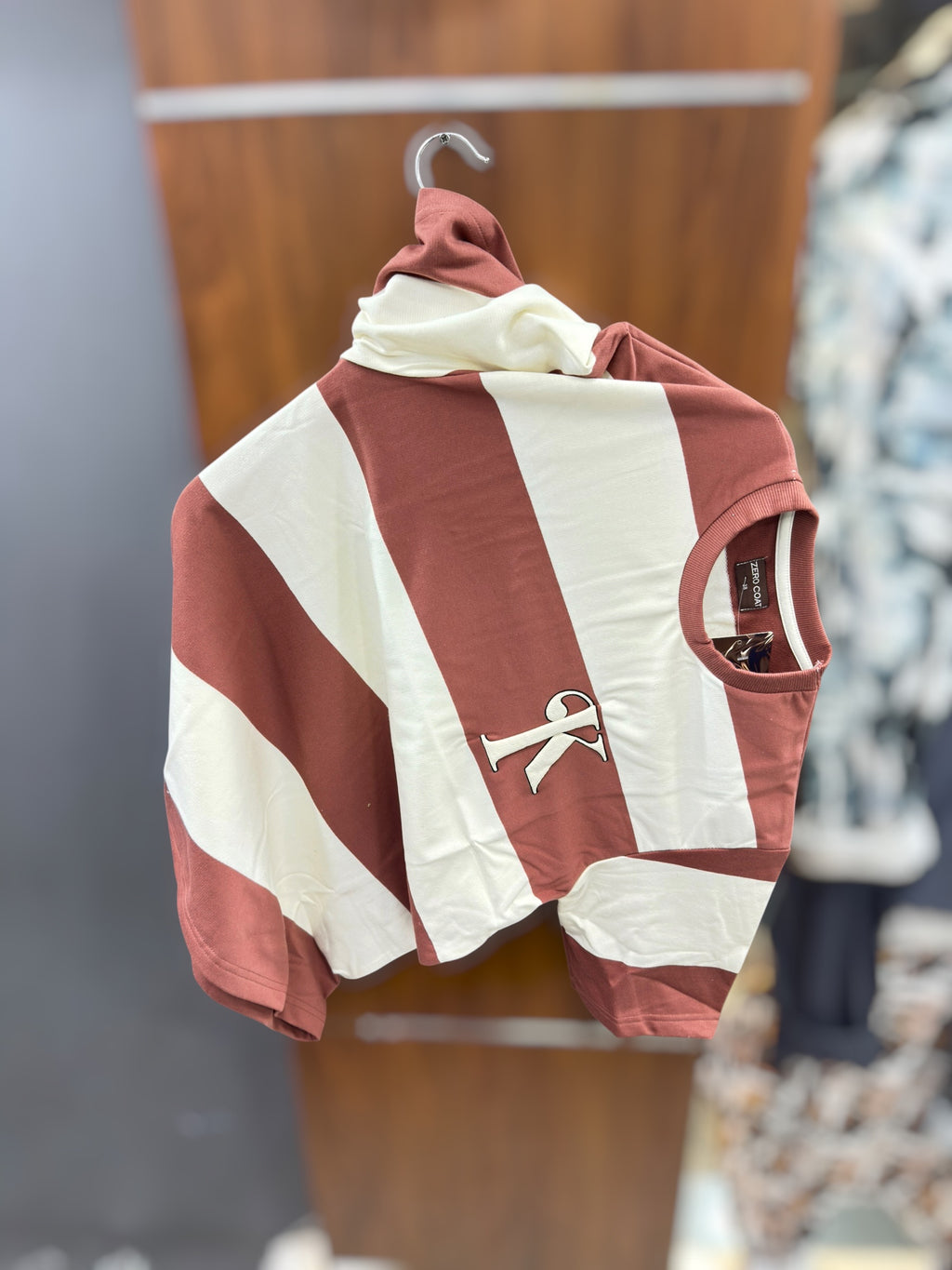 Down shoulder T-shirt stripes